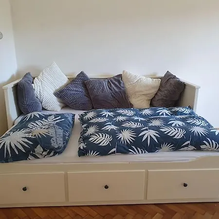 Neu Renovierte Altbauwohnung Im Herzen Von 100qm *
