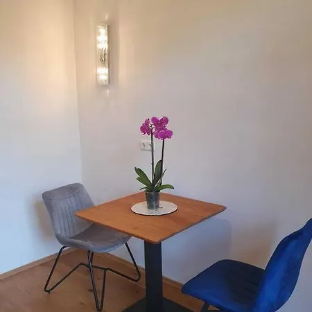 Neu Renovierte Altbauwohnung Im Herzen Von 100qm