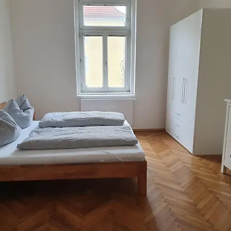 Apartamento Neu Renovierte Altbauwohnung Im Herzen Von 100qm *