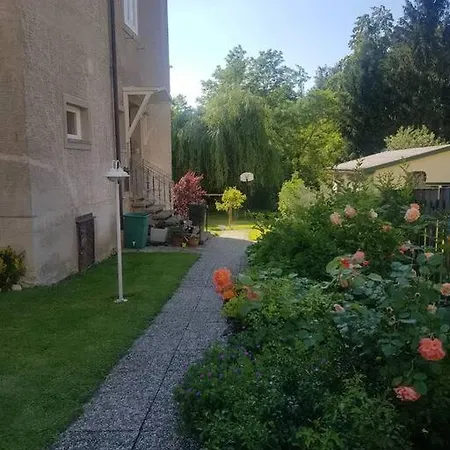 Neu Renovierte Altbauwohnung Im Herzen Von 100qm