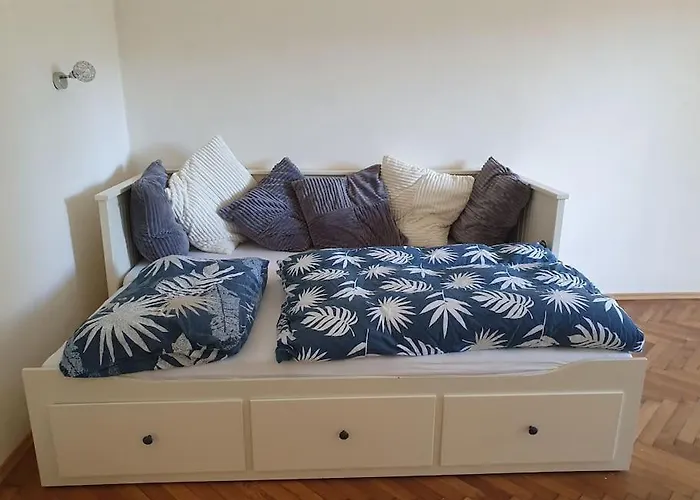 Neu Renovierte Altbauwohnung Im Herzen Von 100qm *